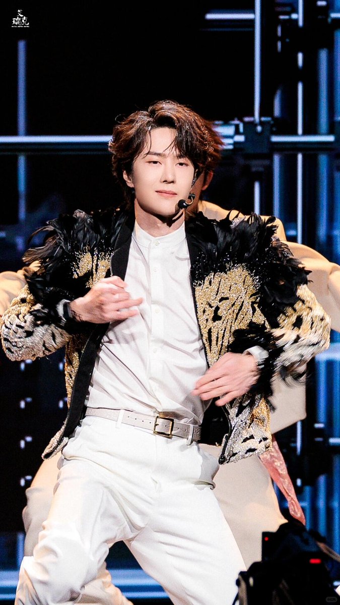 fansite pics of Wang Yibo at CCTV spring festival gala : a thread 🧵