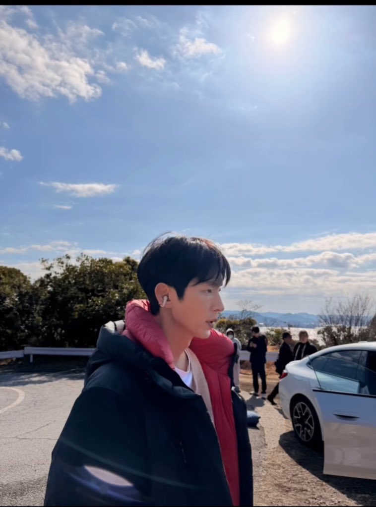 이거 해안 도로가 있고 근처 높은 언덕이 있을 것 같은 바이브인데.. 그러면 사쿠마가 주리랑 여행 가서 ’스톡홀름 증후군‘(?)을 경험하는 그 요코스카 씬이 맞을 거 같기도 하고 ㅋㅅㅋ 나중에 작품 오픈되면 다~~~~틀릴 것이 분명한 궁예를 오늘도 해 본ㄷㅏ