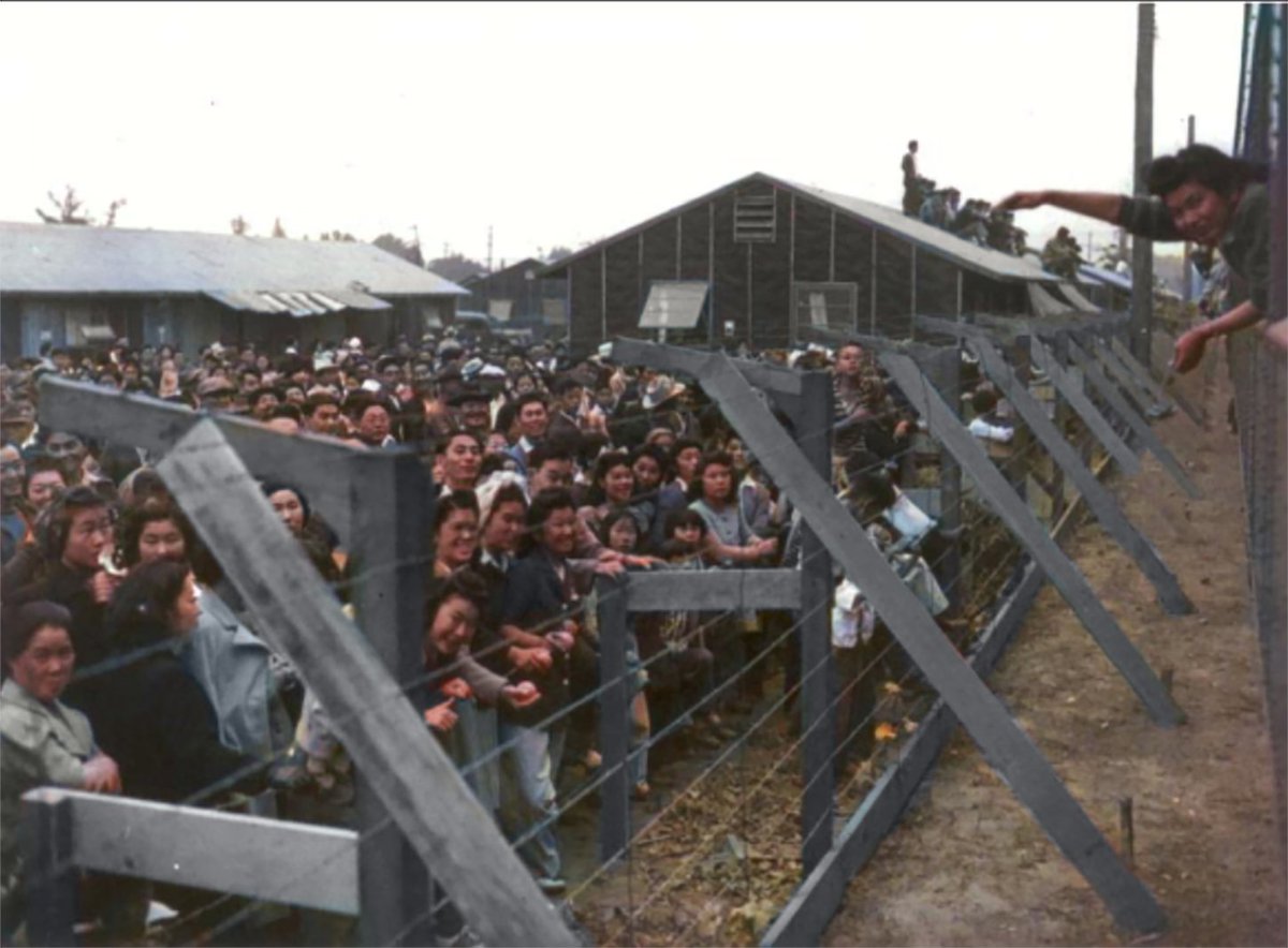 DaniMayakovski's tweet photo. Un 19 de febrero de 1942, el presidente Franklin Roosevelt ordenaba la creación de campos de concentración en EEUU, donde internó a más de 120.000 personas inocentes de origen japonés del pais como venganza a Pearl Harbour.  

Más de 2.000 japoneses fueron exterminados en estos campos de concentración por las terribles condiciones en la que vivían; murieron por enfermedades, hambre, tortura y por disparos de guardias que fusilaron a quienes intentaban escapar o a quienes eran etiquetados como amenazas.  

EEUU creó hasta 10 campos de concentración en el pais, fueron instalados en zonas remotas y desérticas, bastante duras, como Arizona, lo cual empeoraba aún más las condiciones de vida, sumadas a la comida racionada, confinamiento y vigilancia 24 horas.   

Como digo, EEUU internó a más de 120.000 civiles japoneses, incluido niños, sin ningún tipo de juicio ni cargos criminales, 2/3 de ellos, eran de facto ya ciudadanos estadounidenses... pero fueron internados en campos de concentración en Estados Unidos solo y exclusivamente por su origen étnico, por razones racistas.  

EEUU persiguió a civiles de origen japonés incluso en países de Latinoamérica que nada tenían que ver con la guerra, trasladó a los campos de concentración a más de  2.000 latinoamericanos de ascendencia japonesa de más de 13 países, aunque en mayoría eran de Perú, usandolos como extorsión en el intercambio de presos de guerra  estadounidenses con Japón.

Estos campos de concentración de EEUU contra civiles inocentes no interesa enseñarlos en los libros de historia.