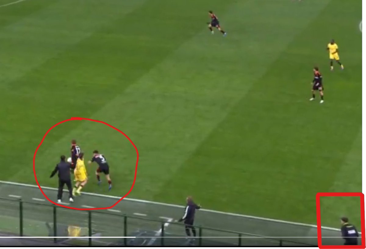 👀 Il quarto uomo ieri NON ha visto #Fabregas tirare la maglia a #Saelemakers. Ma ha visto #Allegri invece andare a discutere con #Fabregas per farlo espellere. Era chinato, con gli occhi puntati sulla scena. IMPOSSIBILE non vederlo. Questa #SerieA è una barzelletta. #Milan #Como