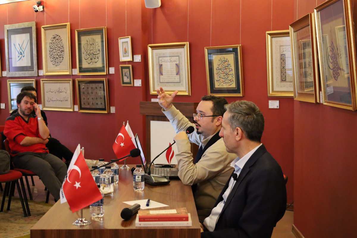 TMKV1969's tweet photo. TMKV Konferansları, Dr. Öğr. Üyesi Ali Sertan Beşer’in “Tüketim Çağında Varoluş” sunumuyla devam etti.
Beşer, tüketimin bir çağ tecrübesi olduğunu vurgulayarak “Tüketiyorum, o hâlde varım” anlayışının doğurduğu yabancılaşmaya dikkat çekti.
#TMKV #DrAliSertanBeşer #Konferans https://t.co/AnKf3W8iJu