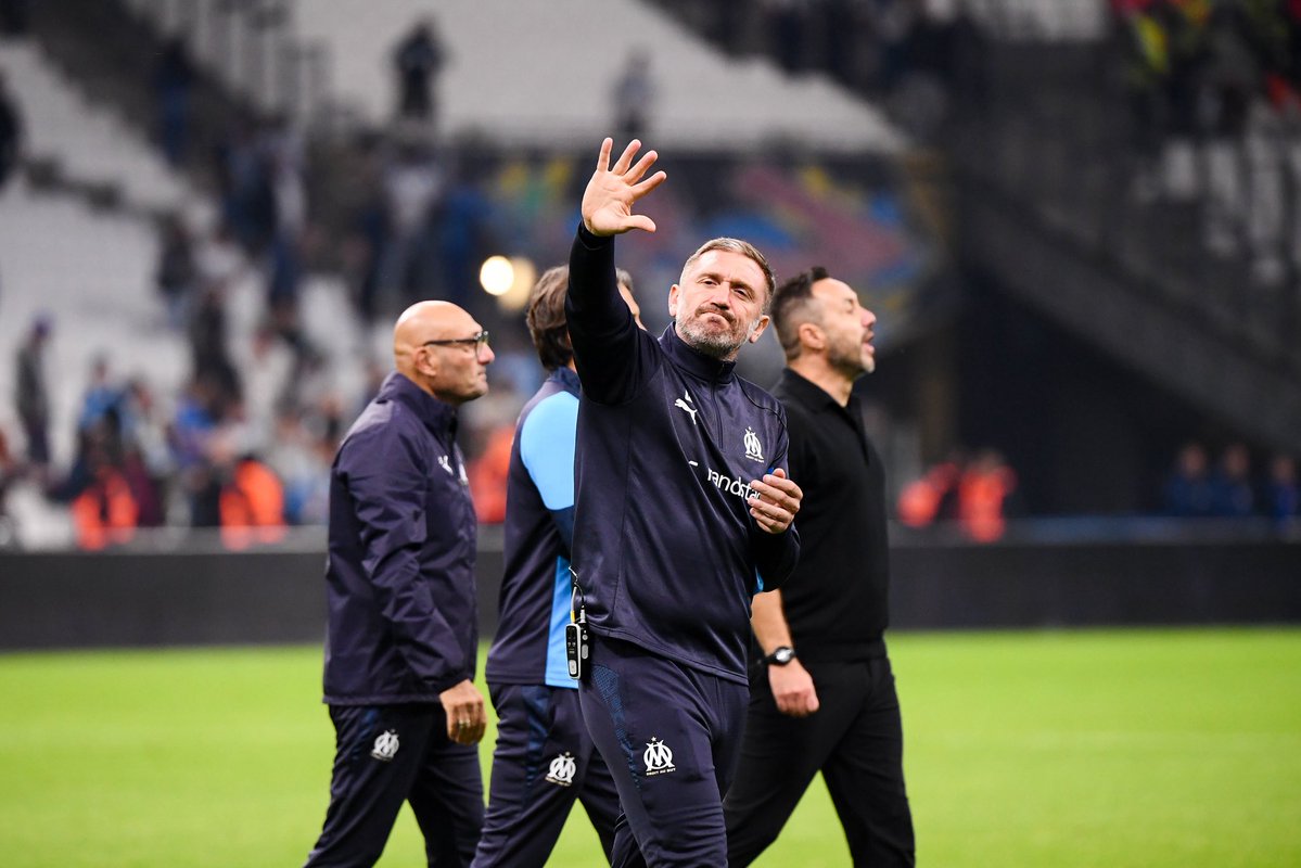 Depuis 2014, 𝗔𝗕𝗔𝗥𝗗𝗢𝗡𝗔𝗗𝗢 𝗘𝗦𝗧 𝗟𝗘 𝗦𝗘𝗨𝗟 𝗤𝗨𝗜 𝗥𝗘́𝗦𝗜𝗦𝗧𝗘 𝗔̀ 𝗧𝗢𝗨𝗧𝗘𝗦 𝗟𝗘𝗦 𝗧𝗘𝗠𝗣𝗘̂𝗧𝗘𝗦 𝗔̀ 𝗟’𝗢𝗠. 💙🤍

𝗤𝗨𝗘𝗟𝗟𝗘 𝗥𝗘́𝗦𝗜𝗟𝗜𝗘𝗡𝗖𝗘 ! 💪

Il devrait conserver sa place au club dans le staff d’Habib Beye.

Le nouvel entraîneur de l’OM