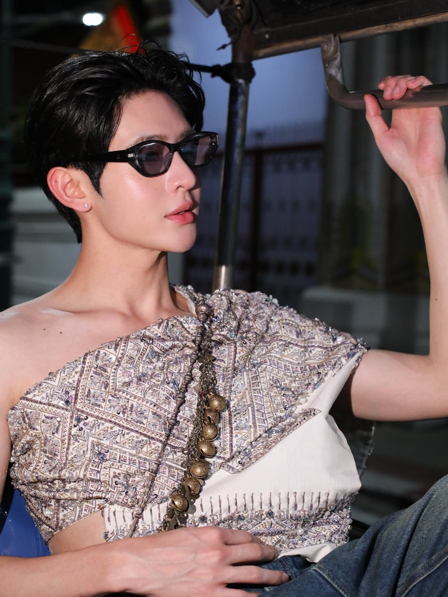 •ดูผิวสินวลละอองอ่อน
•มะลิซ้อนดูดำไปหมดสิ้น
•สองเนตรงามกว่ามฤคิน
•นางนี้เป็นปิ่นโลกา
#JamesSu