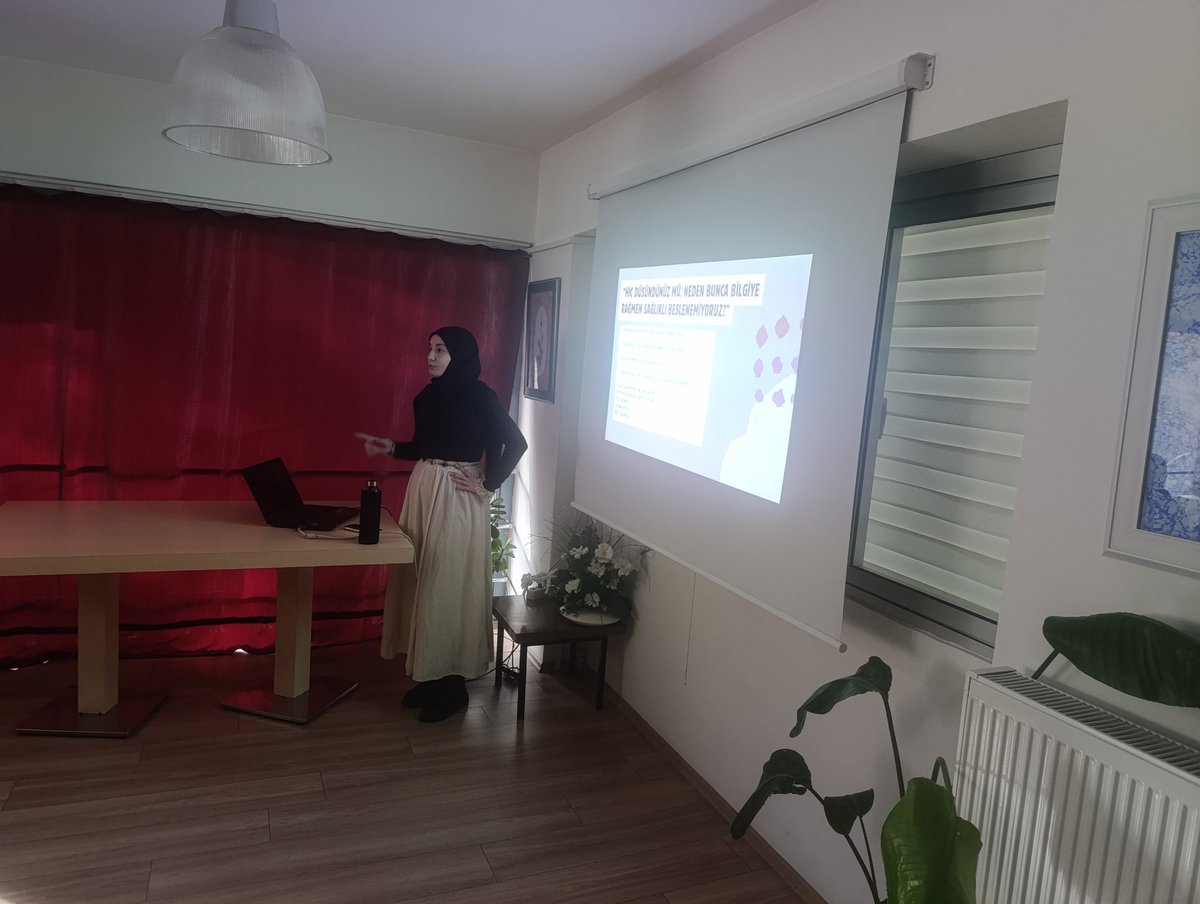 Kütüphanemizde Diyetisyen Nazlıcan Hakbilen’in sunumuyla “Ramazan Ayında Sağlıklı Beslenme” konulu bir eğitim programı gerçekleştirildi.

Eğitimde; günlük hayatta sağlığımız açısından dikkat etmemiz gereken konular ele alınırken,katılımcılar sorularına kapsamlı cevaplar buldular