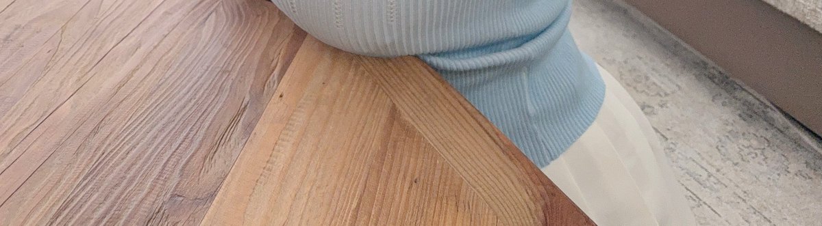 巨乳あるある10選🎀
（共感してくれたら引用してね♡）

①走る＝揺れる＝恥ずい＝でも遅刻の方が無理
　
結果：全力疾走（メンタル強者）

②ボタンシャツ「今日は耐えろよ…？」→
パァン
　服との信頼関係ゼロ。

③リュック前に回したら窒息しかけた
　人類の設計ミス。

④体育で縄跳び＝公開処刑イベント
　先生「回数数えまーす」←やめれる？w

⑤シートベルト、正しい位置どこ？
　毎回違うとこ通る。

⑥机との距離バグって授業集中できん
　近い→当たる / 遠い→字汚い。

⑦「重そう」って言われた回数＝戦闘力
　もはや勲章。

⑧スポブラ＝命綱
　これないと災害。

⑨スマホ落とした→奇跡的に守られる
　たまに防御力S。

⑩ 最終それを武器に▲▼デビューしがち
→え、私??固定ツイ見たらわかるかも💦