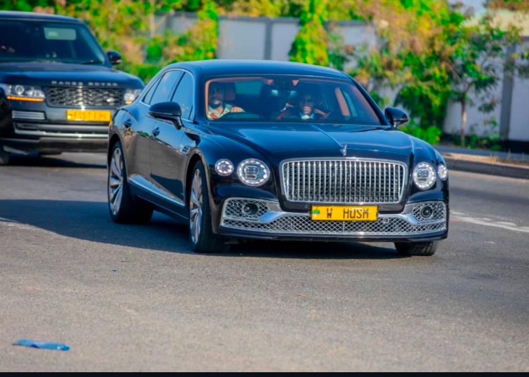 samatimemagari's tweet photo. Juzi Kati camera zime-mumulika Daudi akiwa kwenye Bentley Flying Spur.
.
Moja ya expensive na  full sized luxury sedan kutoka kwa Mkoloni huko Uingereza kwa Malikia.
.
Kama wapiga kura tukaitolea macho kumchuzi huku tunawaza ukosefu wa madawati Shule  Msingi Nyambitilwa kibondo.