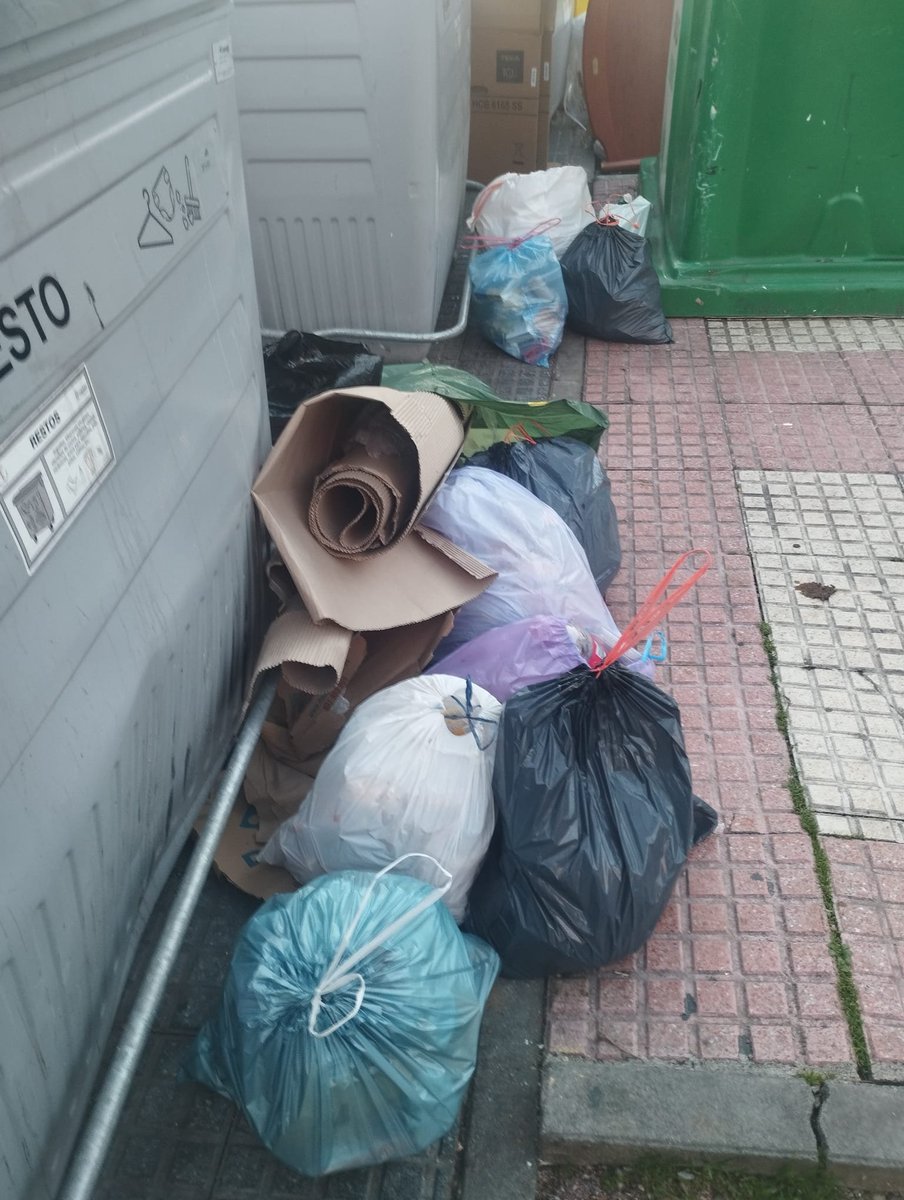 Que dicen los troletes que cobran del Ayto de #Leganes del PP-ULEG que me dedico a esparcir basura para las fotos.
Lo confieso, me levanto cada mañana a las 2am y voy cubo por cubo por toda la ciudad haciendo esto: