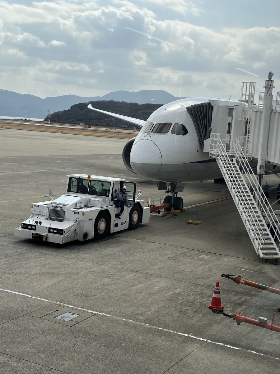 Japanphil's tweet photo. 団体飛行機早便＆遅便と羽田空港に到着🛬　第51回九州公演が幕をおろしました。各地でコンサートをお楽しみいただいたお客さま、親愛な実行委員の皆さん、九州をリスペクトし熱い指揮で公演を率いた藤岡幸夫マエストロ、すばらしい音楽性とお人柄の周防亮介さん阪田知樹さん、心からの感謝を捧げます！ https://t.co/bzX0Y3Wplg