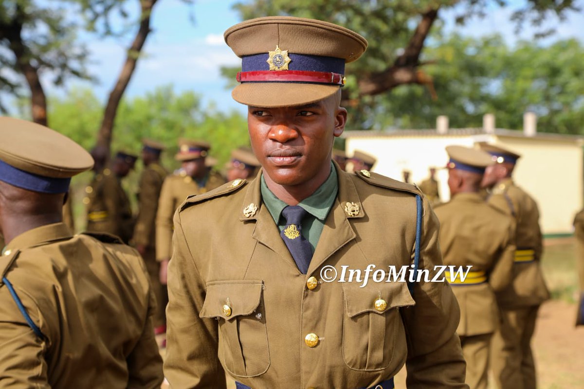 InfoMinZW's tweet photo. A total of 999 graduands are graduating with the Certificate in Police Studies. Of these, 697 are male and 302 female. The training is one year long. The graduands are drawn from Mukushi Training Academy in Harare and Ntabazinduna Academy.
#PresidentialGraduation
#NDS2 https://t.co/3kWcn2noNE