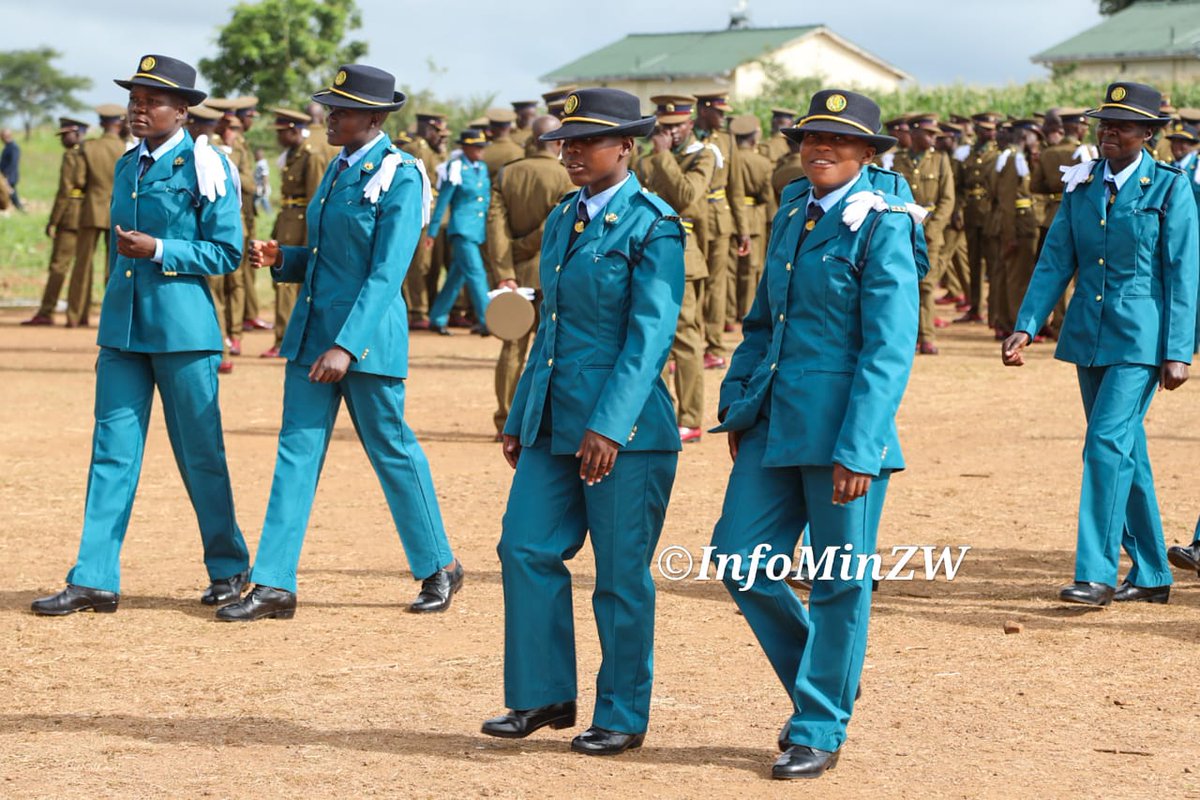 InfoMinZW's tweet photo. A total of 999 graduands are graduating with the Certificate in Police Studies. Of these, 697 are male and 302 female. The training is one year long. The graduands are drawn from Mukushi Training Academy in Harare and Ntabazinduna Academy.
#PresidentialGraduation
#NDS2 https://t.co/3kWcn2noNE