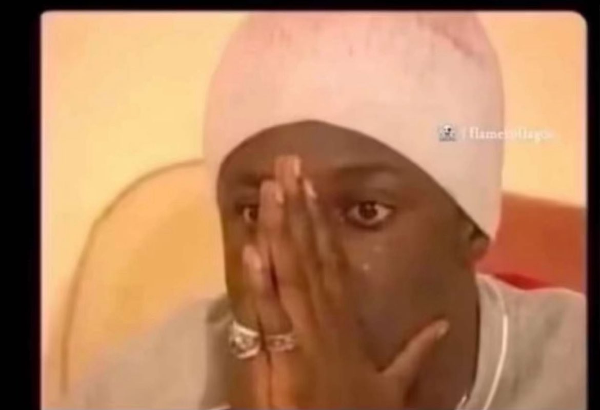 Conductor say make everybody sit down 2 -2, this Arsenal fan burst tears