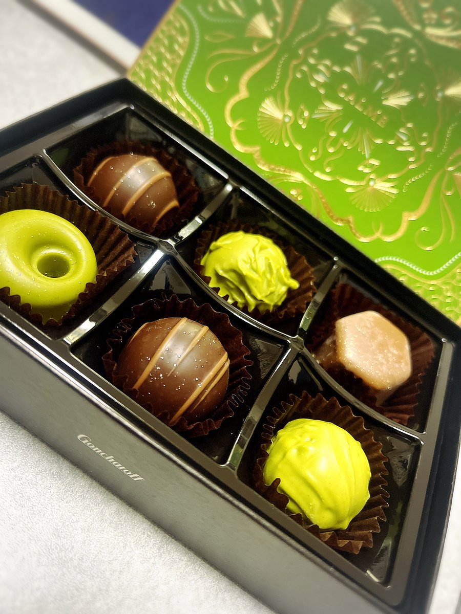 少し遅れて
も1つ貰ってしまった😍🍫

めちゃくちゃ美味しそ🤤

こんな美味しそうな(高そうな←)チョコ
滅多に貰うことないから

1個ずつ
味わって食べます😌

お返し何にしようかな…💭