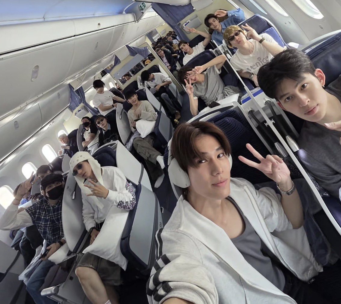 ทริปโตเกียว คุนภูวินเสิฟเองเลยอะ นั่งคู่กันไม่ผิดสักคู่ ปอนภูวินได้นั่งด้วยกันแล้วค่ะ เซฟไฟลท์ค่า เปิดทริปมาหวานละ555555555