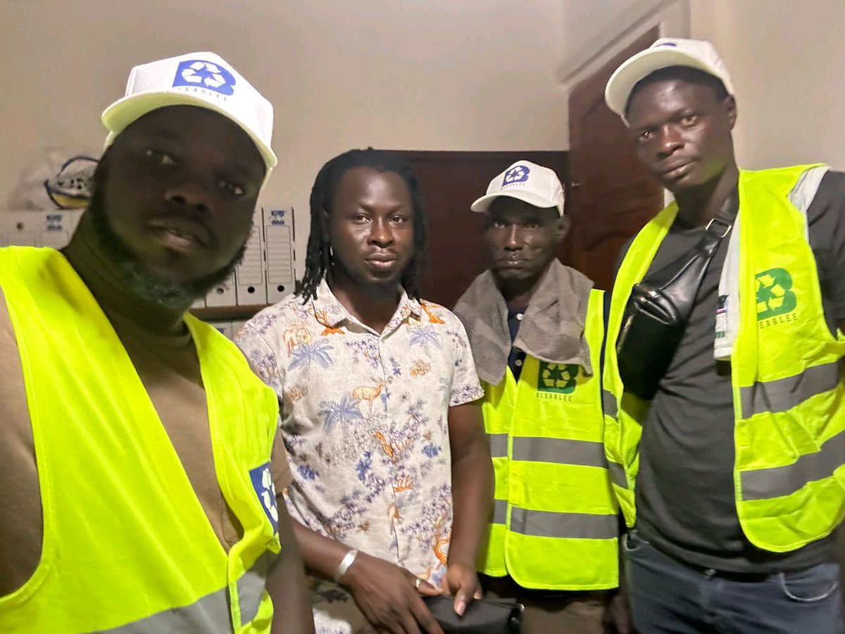 Meet our dedicated team and volunteers in Senegal, passionate changemakers turning waste into opportunities. 💚
#BleagLee #OurTeam #WasteChampions #BleagLeeImpact