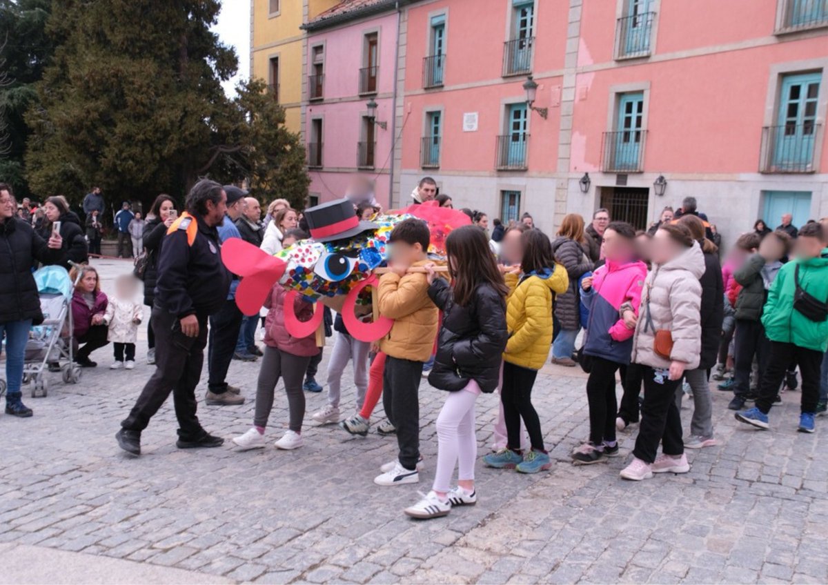 RSSanIldefonso's tweet photo. Ayer La Granja y Valsaín celebraron el tradicional 𝐄𝐍𝐓𝐈𝐄𝐑𝐑𝐎 𝐃𝐄 𝐋𝐀 𝐒𝐀𝐑𝐃𝐈𝐍𝐀 al ritmo de la dulzaina y el tamboril acompañado de un rico chocolate.
Una amplia comitiva, lloró con gracia el paso de las sardinas por las calles de nuestro municipio https://t.co/C6MUUTdzMP
