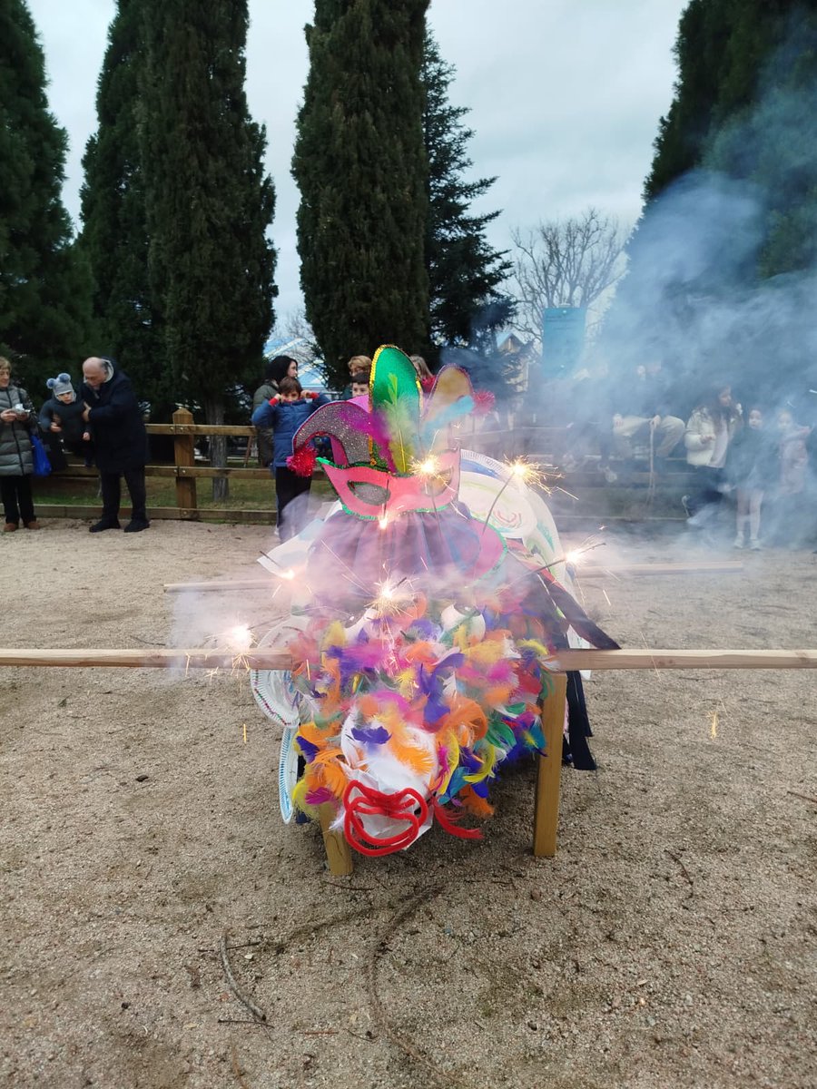 RSSanIldefonso's tweet photo. Ayer La Granja y Valsaín celebraron el tradicional 𝐄𝐍𝐓𝐈𝐄𝐑𝐑𝐎 𝐃𝐄 𝐋𝐀 𝐒𝐀𝐑𝐃𝐈𝐍𝐀 al ritmo de la dulzaina y el tamboril acompañado de un rico chocolate.
Una amplia comitiva, lloró con gracia el paso de las sardinas por las calles de nuestro municipio https://t.co/C6MUUTdzMP