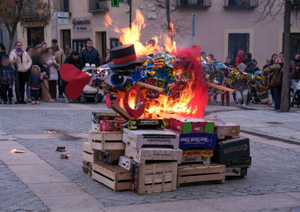 RSSanIldefonso's tweet photo. Ayer La Granja y Valsaín celebraron el tradicional 𝐄𝐍𝐓𝐈𝐄𝐑𝐑𝐎 𝐃𝐄 𝐋𝐀 𝐒𝐀𝐑𝐃𝐈𝐍𝐀 al ritmo de la dulzaina y el tamboril acompañado de un rico chocolate.
Una amplia comitiva, lloró con gracia el paso de las sardinas por las calles de nuestro municipio https://t.co/C6MUUTdzMP