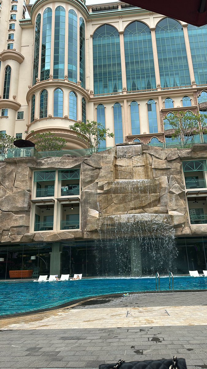 everydayalso126's tweet photo. 年初三，去Sunway resort 游泳 😆
给大家拜年啦 🧧
祝大家马年：
马上有钱 💰
马上成功 🏆
马上幸福 ❤️
新春快乐，马年大吉！ https://t.co/3YR0LVFdos