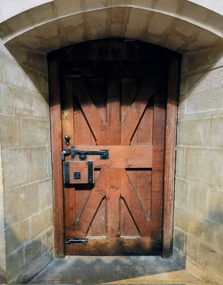 LadyGrace27's tweet image. Not all doors are meant to open,
and not all who find them are meant to enter...🗝️
@SalisburyCath

#adoorablethursday 
#Doors #DailyDoor #nocontextdoors