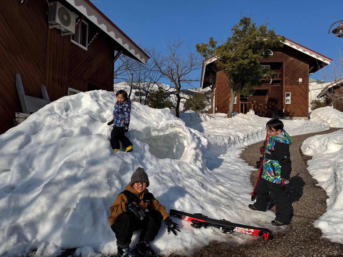 IOX_WALD's tweet photo. 明後日から3連休🎌
お天気も良く、雪遊び日和☀️
アローザスキー場は3月8日までのOpenです⛷️🏂
金土日の夜はナイターも🌃★
平日限定お得な一日券付宿泊プラン、3月からの学割もご予約お待ちしております♪
また、8月のご予約、BBQ🍖ご予約も開始してます🌻

#イオックスヴァルト #イオックスアローザ https://t.co/DjRhcm7C9O