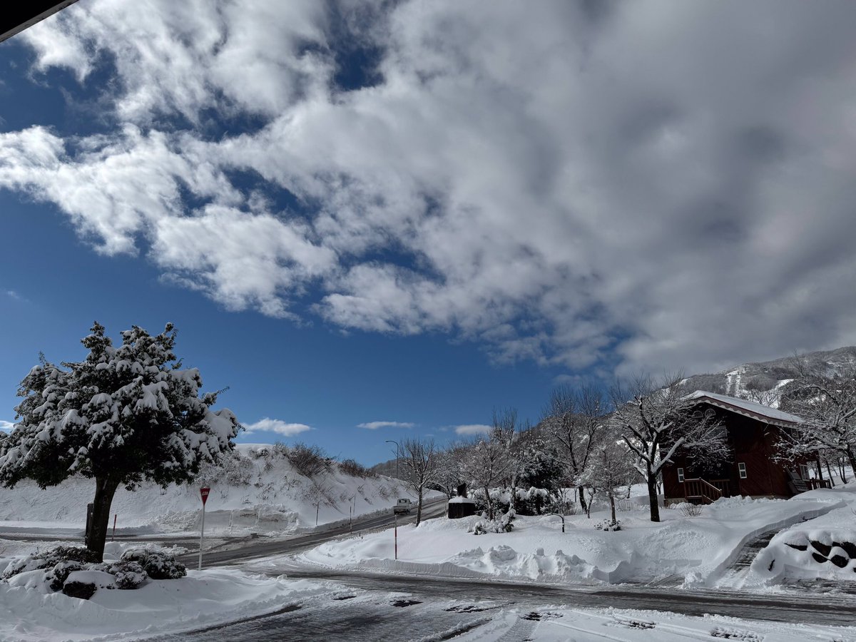 IOX_WALD's tweet photo. 明後日から3連休🎌
お天気も良く、雪遊び日和☀️
アローザスキー場は3月8日までのOpenです⛷️🏂
金土日の夜はナイターも🌃★
平日限定お得な一日券付宿泊プラン、3月からの学割もご予約お待ちしております♪
また、8月のご予約、BBQ🍖ご予約も開始してます🌻

#イオックスヴァルト #イオックスアローザ https://t.co/DjRhcm7C9O