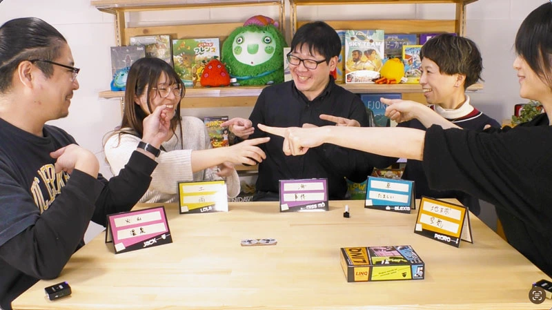 KenJboardgame's tweet photo. ●ボードゲーム通販情報⭐️🌞
.
「リンク」
.
【楽天で取り扱い中】
.
価格4,020円
送料無料(一部地域を除く)
(定価3,520円)
https://t.co/qhypT0upAm
.
アマゾン
https://t.co/tANaAhQabe
.
新発売🌞2月13日
　全員の中に2人だけ潜むスパイが、互いだけが知る共通のキーワードからの連想ワードで密かに相方を見つけようと試みるのを、他の人たちが紛らわしい言葉で邪魔したり推理で正体を見��ったりしようと試みるゲームです。
　スパイたちも「誰が自分の相方か」を知らない中で、お互いだけが知る共通のキーワードからの連想ワードで探り合う、推理と駆け引きのゲームです。