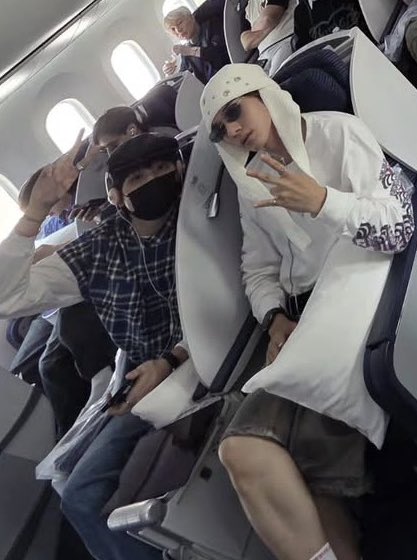 นครดารามากกก คู่นี้อย่าเผลอนั่งจับมือกันล่ะคนเยอะเดี๋ยวโดนเม้า