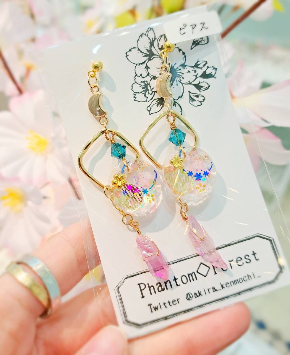 🌸本日のおすすめ🌸 染め水晶と桜のピアス(金具交換可能)🌸·° 1500円