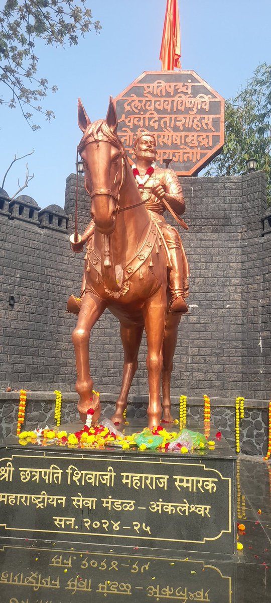 सिंहगढ़ (पुराना नाम कोंढाणा) किला मुगलों के कब्जे में था। औरंगजेब ने इसे मजबूत बनाकर रखा था, क्योंकि यह पुणे की रक्षा करता था। किले की चढ़ाई इतनी खड़ी और दुर्गम थी कि सीढ़ियां नहीं थीं—बस चट्टानें और खाई। मुगल सेनापति उदयभान राठौड़ (एक बहादुर राजपूत सरदार) किले का रक्षक था, जिसके