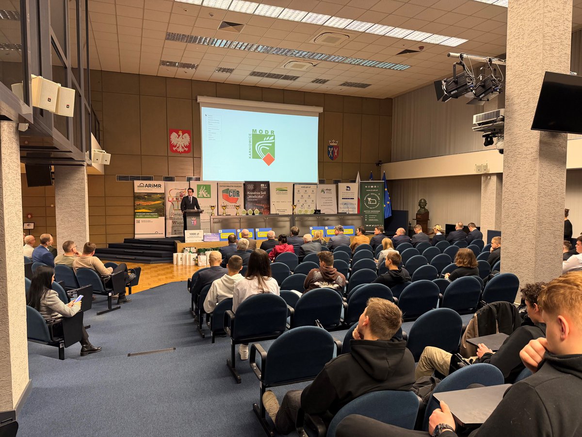 RZGWKrakow's tweet photo. 🌱Wczoraj w @UR_Krakow odbył się wojewódzki finał XLIII Olimpiady Młodych Producentów Rolnych organizowany przez @__ZMW__ W wydarzeniu wziął udział Dyrektor RZGW w Krakowie, Wojciech Kozak. Gratulujemy finalistom i laureatom!👏
Więcej na stronie: https://t.co/skRwWR2UE6 https://t.co/DlZwobIsCx
