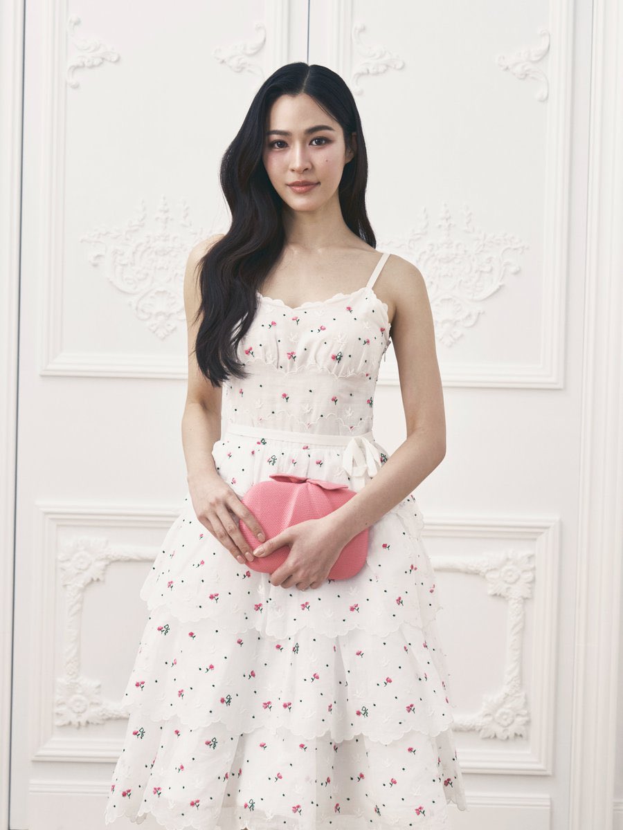“ล่าสุดทาง Dior Beauty ได้มาประกาศแต่งตั้งเธอเป็น Fragrance Ambassador ประจำประเทศไทย”

ห๊าาาาาาาาาาาาา

#หลิงหลิงคอง #Linglingkwong