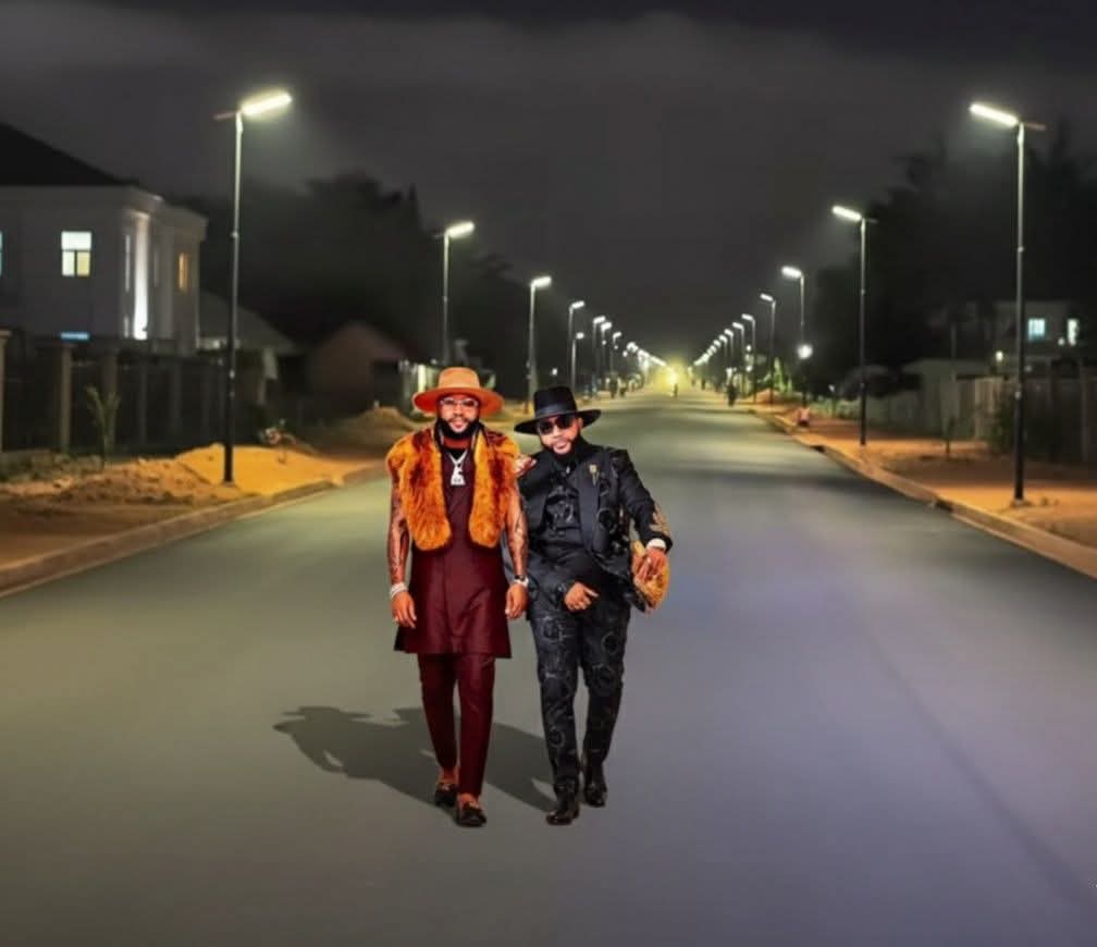 poweronline365's tweet image. Businessman E-Money, alongside his brother K.Cee restores electricity in their hometown Uli after 20 years. — iam_emoni And Let There Be Light In Uli, The Nigerian Billionaire Penned On His Instagram Account. 💡🌟🎉🙌
#electricalwork #lightworker #emoney #KCEE