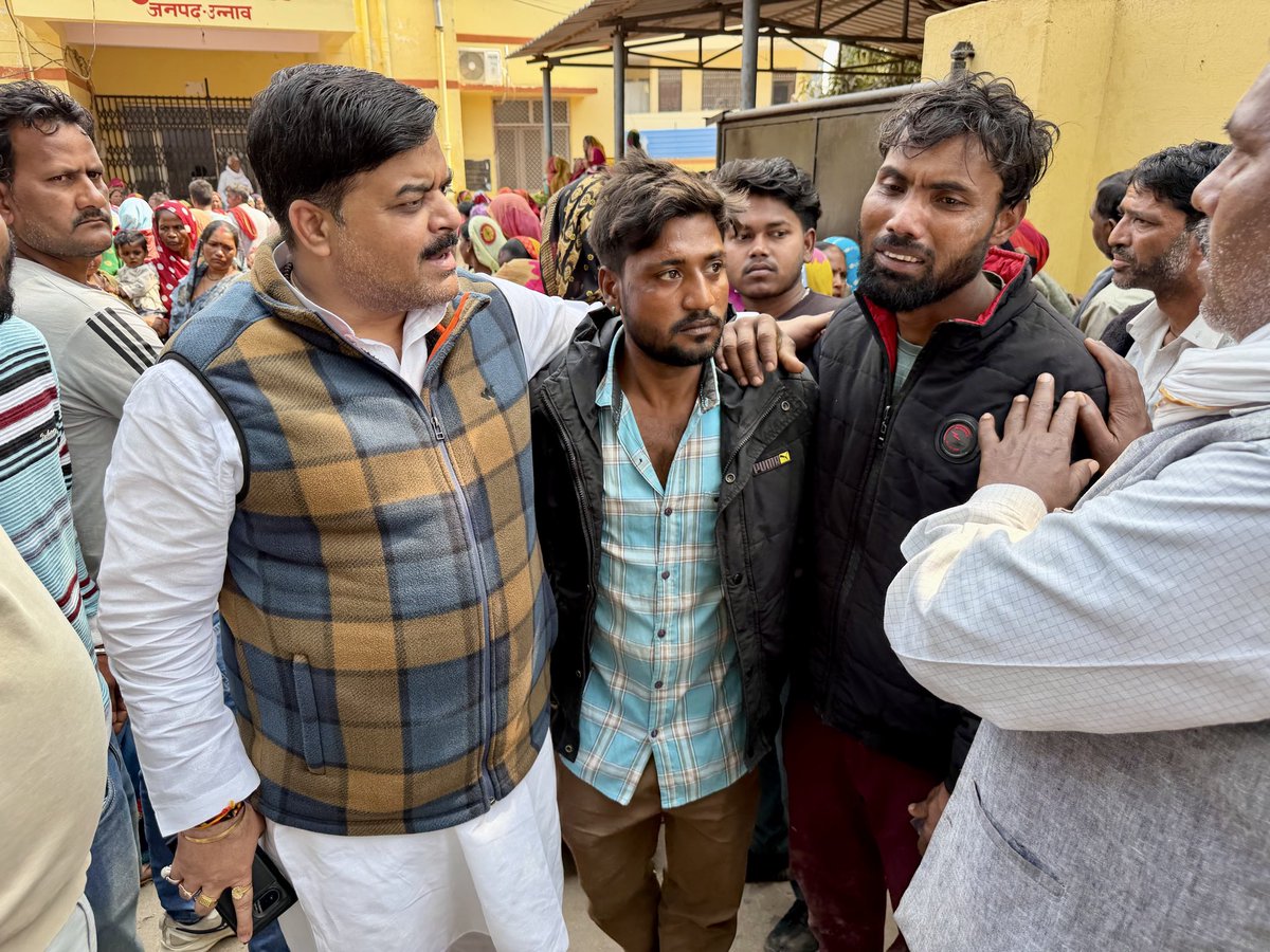 AnkitParihar9's tweet photo. अपने परिवार जनों के हर संकट में उनके साथ खड़े रहने के संकल्प के अनुरूप ���ीती शाम परिवार क्षेत्र के हड़हा निवासी नन्हेलाल सोनकर की हत्या होने की सूचना पर परिवारजनों के बीच पहुंच कर इस दुर्भाग्यपूर्ण जघन्य घटना के पीड़ित परिवार जनों को सांत्वना देते हुए उनके साथ न्याय की लड़ाई लड़ने का विश्वास व्यक्त किया। तत्काल ही उच्च अधिकारियों से संपर्क स्थापित करके मामले में सख्त कार्यवाही किए जाने की बात कही है। जरूरत पड़ने पर हर स्तर पर संघर्ष करने के लिए तैयार हैं।
#166भगवंतनगर