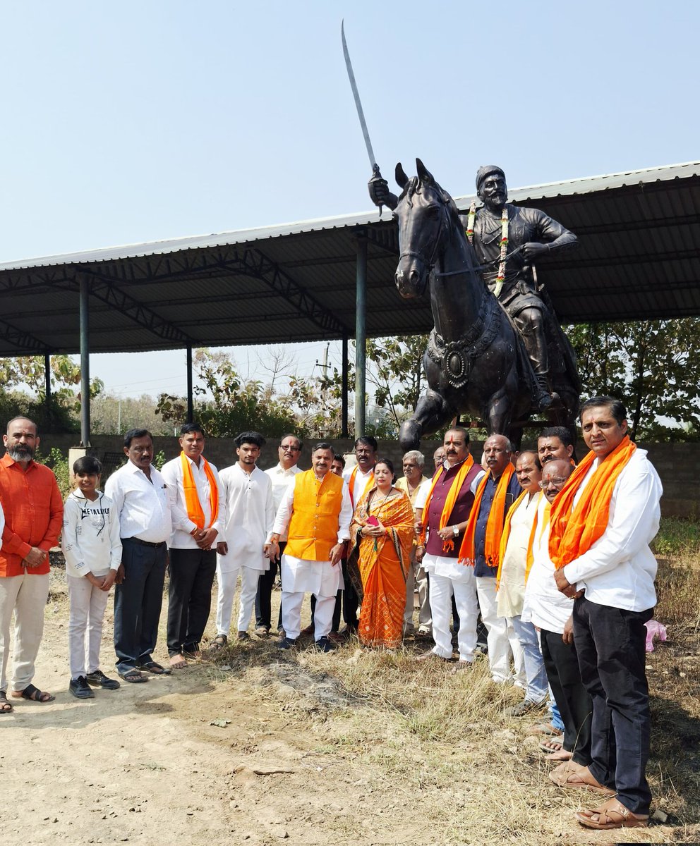 ಇಂದು ಶ್ರೀ ಛತ್ರಪತಿ ಶಿವಾಜಿ ಮಹಾರಾಜರ 396 ನೇ ಜಯಂತ್ಯೋತ್ಸವ ನಿಮಿತ್ಯ ಬಾಗಲಕೋಟೆಯ ಜಿಲ್ಲಾಡಳಿತ ಭವನದಲ್ಲಿ ಶ್ರೀ ಛತ್ರಪತಿ ಶಿವಾಜಿ ಮಹಾರಾಜರ ಭಾವಚಿತ್ರಕ್ಕೆ ಪುಷ್ಪಾರ್ಚನೆ ಸಲ್ಲಿಸಿ ಮೆರವಣಿಗೆಗೆ ಚಾಲನೆ ನೀಡಲಾಯಿತು.

ಈ ಸಂದರ್ಭದಲ್ಲಿ ಜಿಲ್ಲಾಧಿಕಾರಿಗಳಾದ ಶ್ರೀ ಸಂಗಪ್ಪ ಅವರು, ಜಿಲ್ಲಾ ಪಂಚಾಯತ್ CEO ಶ್ರೀ ಶಶಿಧರ ಕುರೇರ ಅವರು, ಜಿಲ್ಲಾ