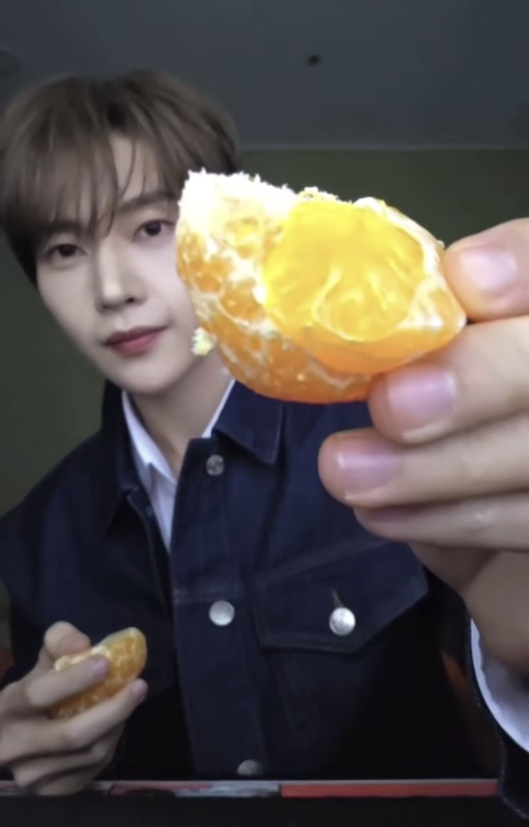 tthewiscute's tweet photo. 귤(?) 한 입 주는 매튜 ��굴이 뭐이리 잘생김 https://t.co/oTl4uFpyin