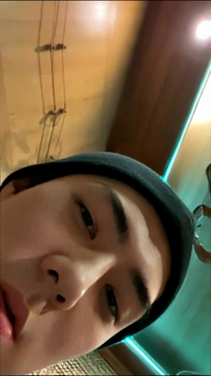 세훈이 코는 옆이나 정면에서 보면 개 날카로운데 밑에서 보면 뭉툭함