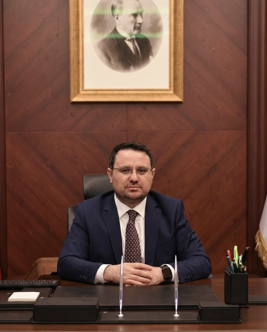 haskologlu's tweet photo. Adalet Bakanı Akın Gürlek:

• Alo Adalet hattını kuracağız. Pilot bölge İstanbul olacak. Vatandaş ya adliyeye ya da alo adalet hattını arayacak. 

• Yapay zeka destekli bir çalışma yürüteceğiz. Nerede ne eksiklik var ise bununla ilgili yapay zekadan da destek alarak bu hattın verimli çalışmasını sağlayacağız. 

• Vatandaşlarımız Alo Adalet hattına ulaşacak. Bu telefonla da olabilir, maille de olabilir, aynı şekilde CİMER üzerinden de olabilir.  (Yeni Şafak)
