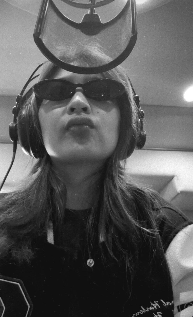 HELLOOOOO COLET'S IN THE STUDIO OMGG ANG POGI JUSKOPO SJXJSKSKZNZ
