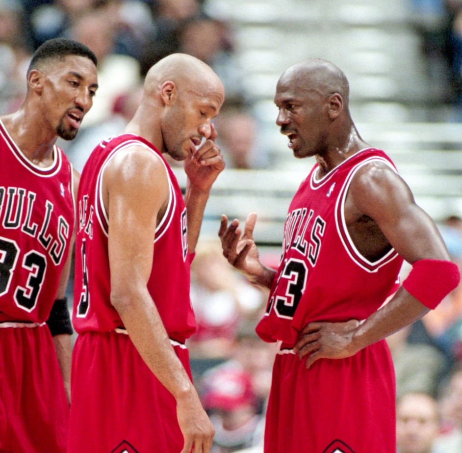 « Les autres devaient suivre »

Ron Harper sur ce qu’il a appris en jouant avec Michael Jordan (1995-98) :

« Pas de jours off. Pas de jours off, pas de jours off. Dès que tu rentrais dans la salle, tu devais lacer tes chaussures comme si c’était soir de match. C’est ce que je