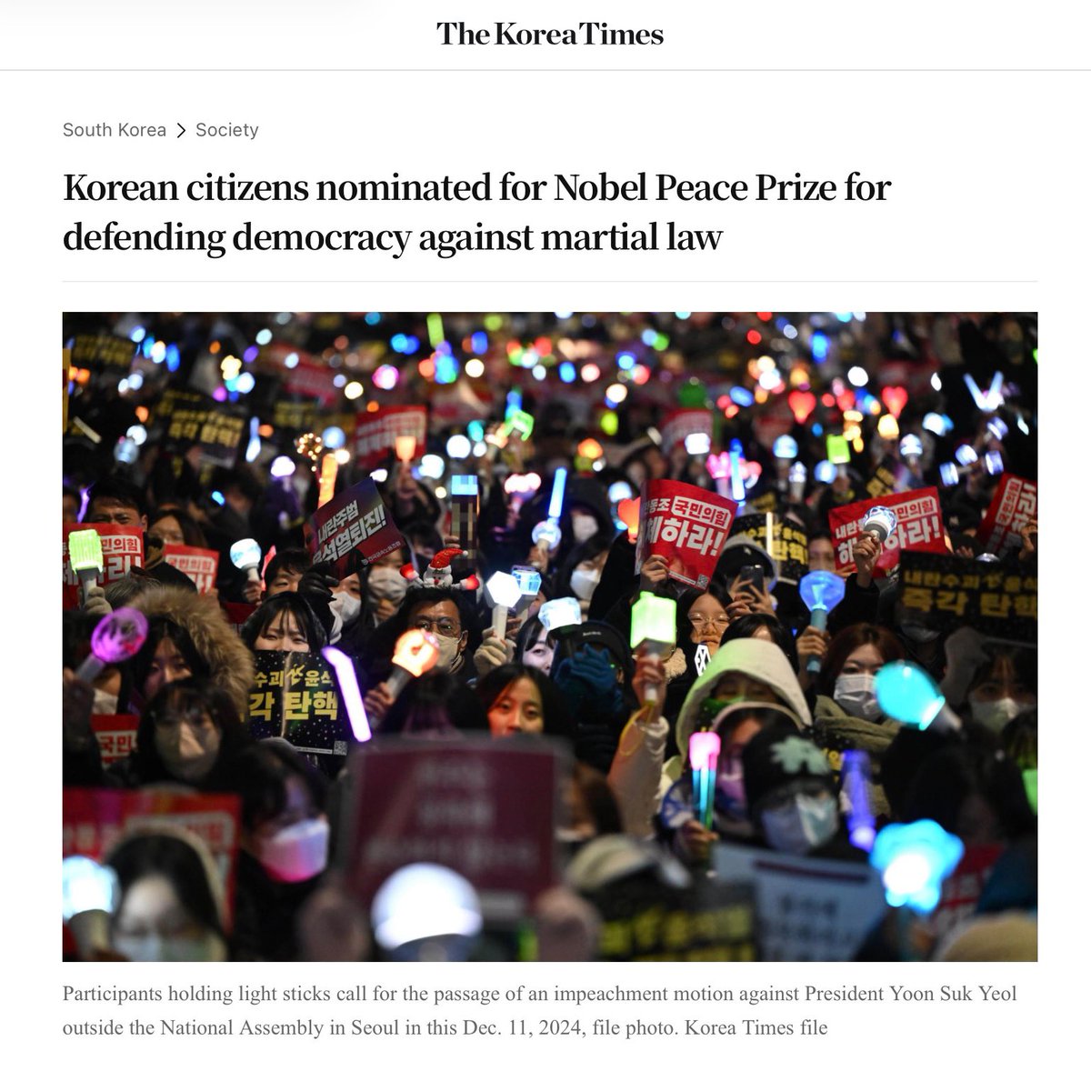 🇰🇷Breaking ! “ประชาชนชาวเกาหลีใต้” ถูกเสนอชื่อเข้าชิงรางวัลโนเบลสาขาสันติภาพ

🔴หลังช่วยกันการใช้กฎอัยการศึกฉุกเฉินของอดีตประธานาธิบดียุน ซุก ยอล

🔴นักรัฐศาสตร์เห็นพ้องต้องกันว่า นี่เป็นตัวอย่างของการเอาชนะความพยายามฉีกรัฐธรรมนูญผ่านการมีส่วนร่วมของพลเมืองอย่างสันติที่แท้จริง