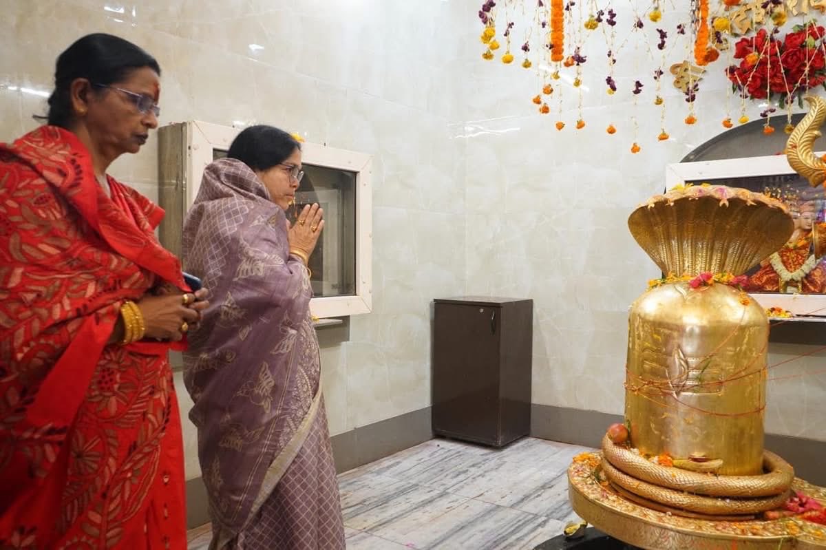 sabitamahatoJMM's tweet photo. हरीओम नगर, आदित्यपुर स्थित भगवान शिव मंदिर में आयोजित पावन प्राण प्रतिष्ठा समारोह में सम्मिलित होकर आशीर्वाद प्राप्त किया। भगवान शिव समस्त क्षेत्रवासियों को सुख, शांति, समृद्धि और उत्तम स्वास्थ्य का आशीर्वाद प्रदान करें।

@HemantSorenJMM 
@JmmJharkhand 

#Jharkhand 
#Ichagarh 
#Shivratri 
#shivratri2026
