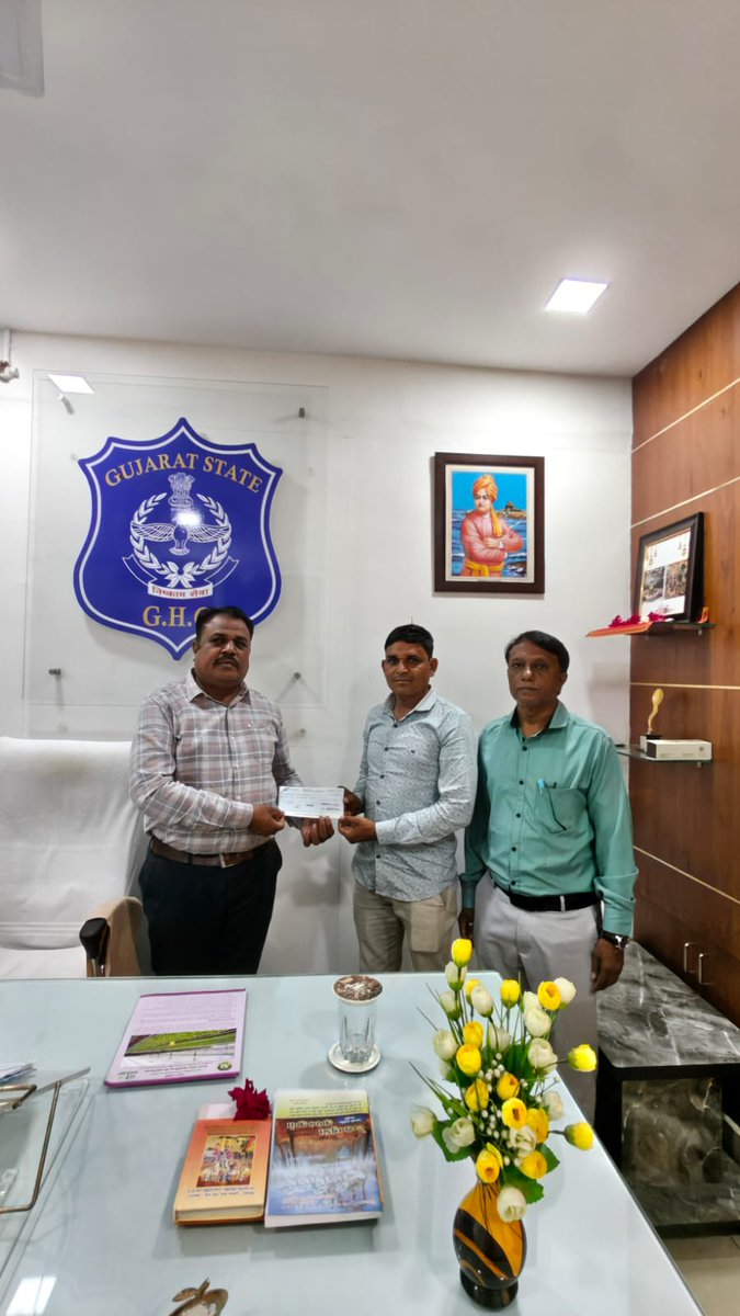 જિલ્લા હોમગાર્ડઝ કચેરી પંચમહાલના જાંબુઘોડા યુનિટના ઓફિસર કમાંડિંગ શ્રી દિલીપભાઇ વેચાતભાઈ બારીઆ ના  પુત્રને સ્નાતક અને માસ્ટર ઓફ સોસીયલ વર્કની પરિક્ષામાં પાસ થતાં હોમગાર્ડઝ કલ્યાણ નિધિ ફંડમાંથી મંજુર થયેલ શિષ્યવૃત્તિ  સહાયનો ચેક અર્પણ કરવામાં આવ્યો. <a href="/dghg_gujarat/">DGHG Gujarat</a> <a href="/ManojAgarwalIPS/">Manoj Agarwal</a>