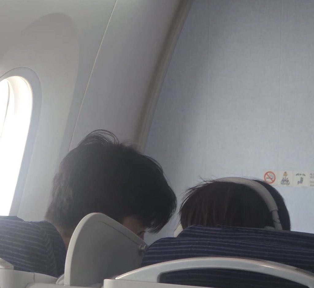 ภูวินเคยบอกว่าปอนด์เค้าชอบนั่งข้างหน้าต่าง และเป็นคนหลับง่าย ชอบหลับทั้งที่ยังไม่ได้ปิดหน้าต่างบนเครื่อง  "ทุกครั้งผมก็กลัวว่าคุณจะตื่นเลยจะค่อยๆเอื้อมไปปิดให้" วันนี้ได้เห็นภาพนั้นแบบถูกกฏหมายโดนพี่เตแล้ว ไม่ไหว อยากวิ่งไปกรี๊ดดด😭😭