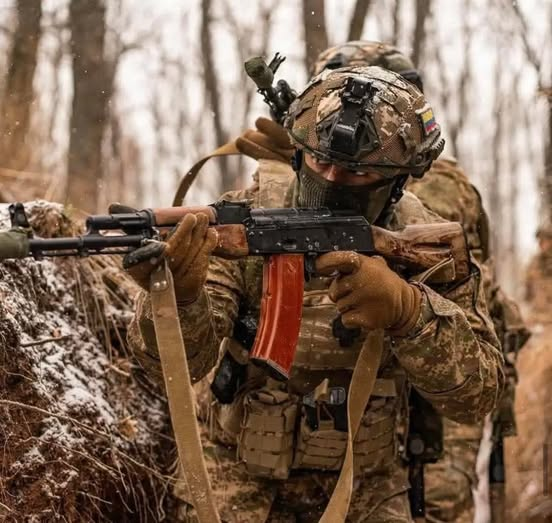 ¡Viva Colombia!

According to data cited by the BBC, Colombian citizens currently make up the largest contingent of foreign volunteers fighting for Ukraine, with around 7,000 soldiers deployed in various units.

The presence of Colombian fighters reflects the international nature