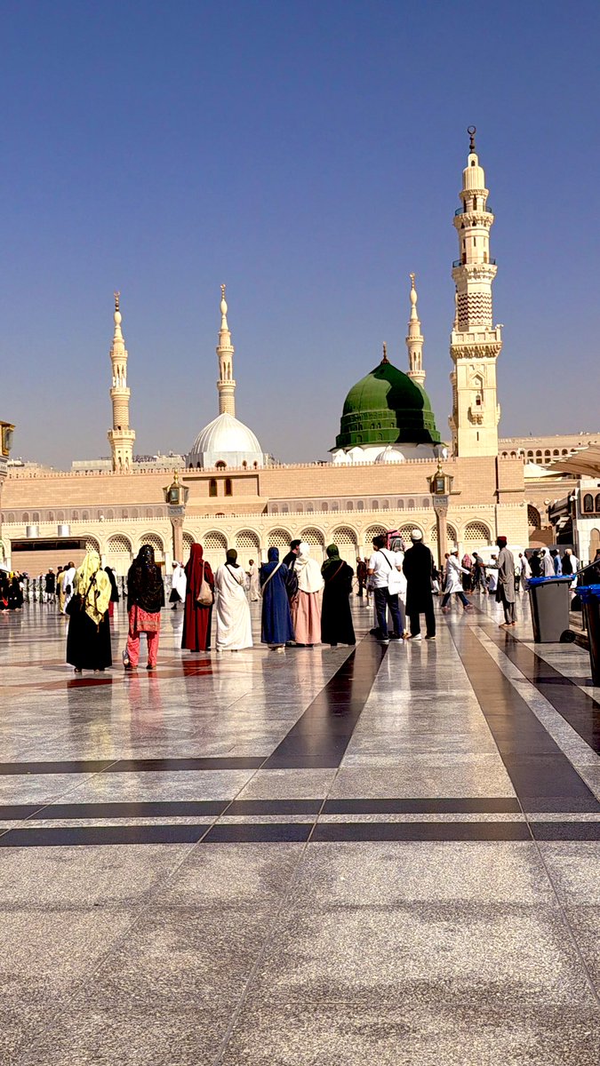 روضہ مبارک ﷺ کے بلکل سامنے بینچ پر بیٹھ گیا ہوں اپنی فیملی - رشتہ دار - اور دوست احباب کے لیئے دعائیں کر رہا ہوں - اللہ پاک آپ سبکو اس مقام اقدس پر حاضری کا شرف بخشے آمین ثم آمین 🤲🕌♥️