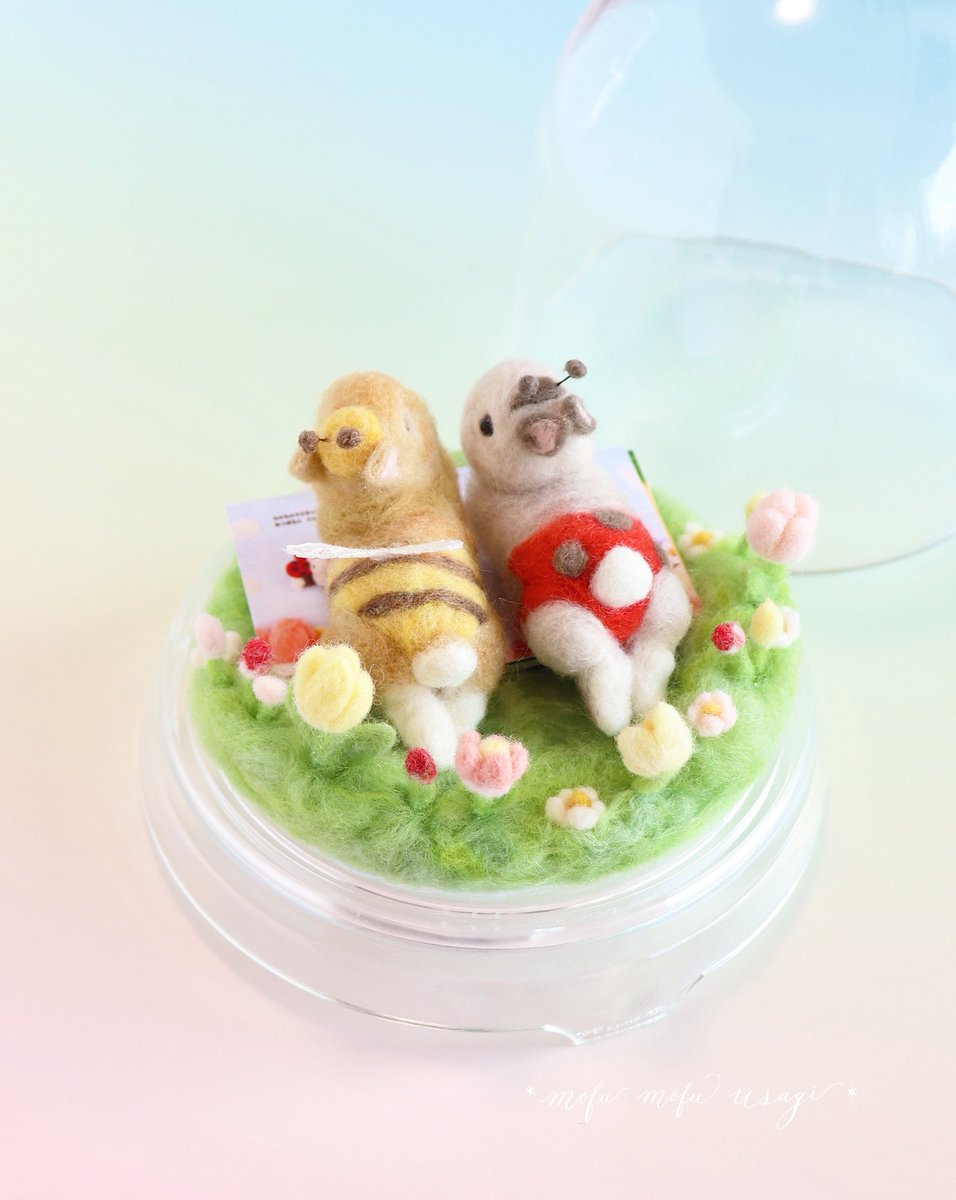 みつばちうさちゃんと てんとうむしうさちゃんは お花に囲まれて仲良く