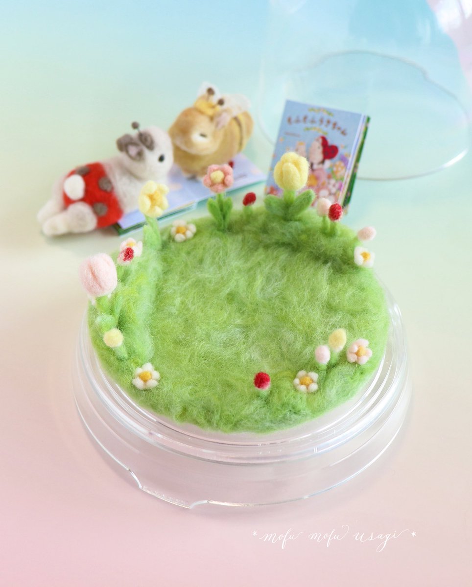 みつばちうさちゃんと てんとうむしうさちゃんは お花に囲まれて仲良く