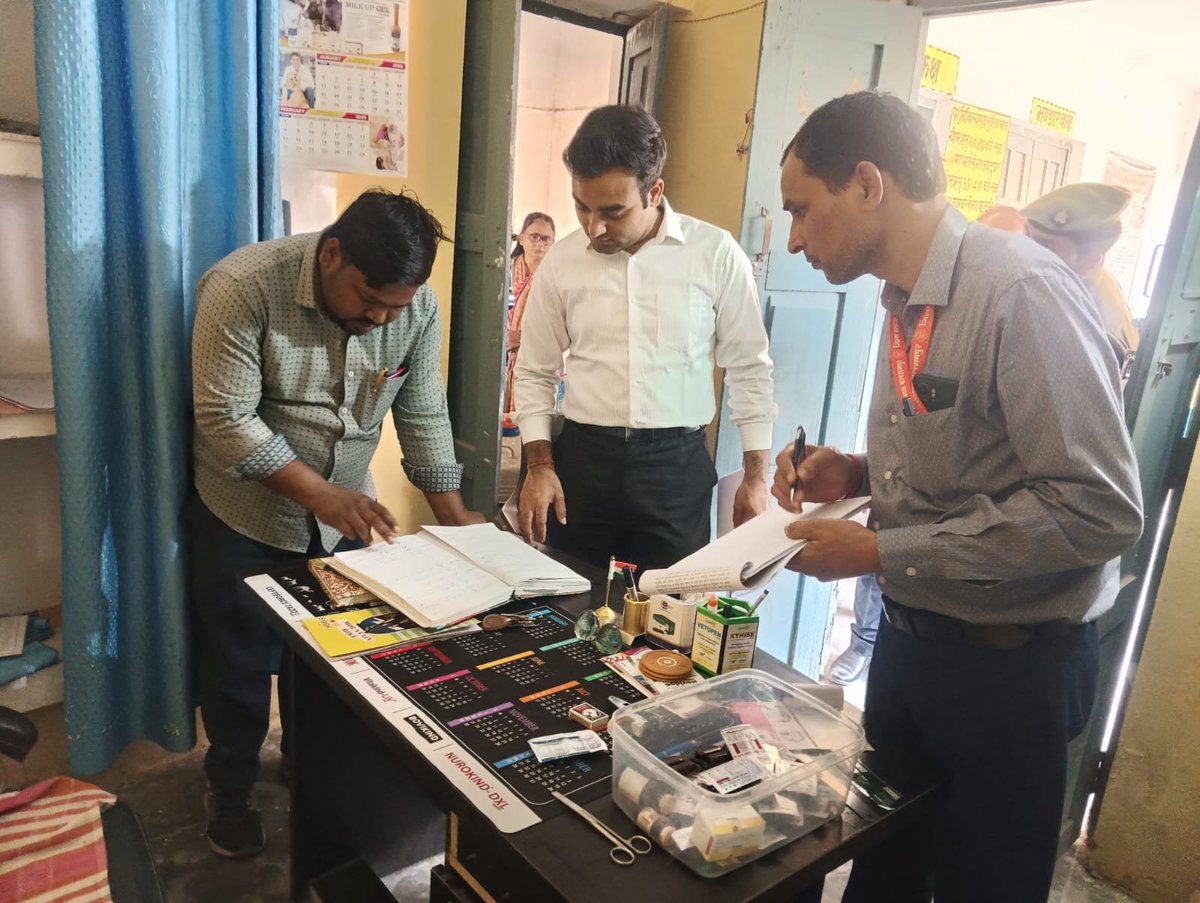 विकास खण्ड श्रीदत्तगंज परिसर स्थित राजकीय पशु चिकित्सालय का निरीक्षण कर औषधि उपलब्धता, टीकाकरण रजिस्टर एवं स्टॉक की समीक्षा की गई। आवश्यक दवाओं की उपलब्धता सुनिश्चित करने तथा गोशालाओं में चारा-भूसा व समुचित व्यवस्थाओं हेतु संबंधित अधिकारियों को निर्देशित किया गया। <a href="/DMBalrampur/">DM/DEO Balrampur</a>