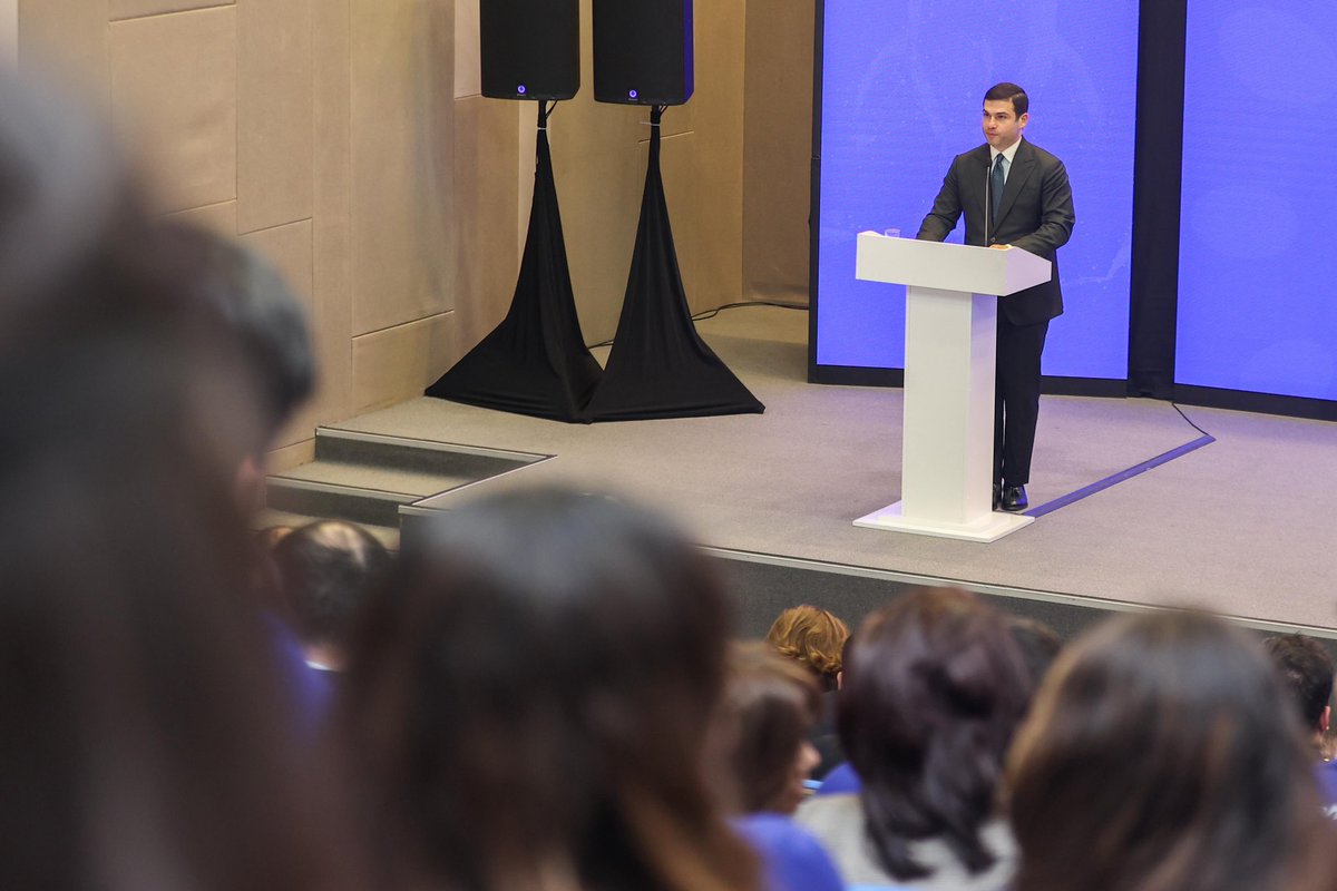 MammadovOrkh's tweet image. 💡İnnovasiyalar biznesin uzunmüddətli uğurunu təmin edən əsas alətlərdəndir. 4-cü 'TUSİ' İnkubasiya Proqramının 'Demo Day' tədbirindəki çıxışımda #KOBİA-nın startaplara dəstəyi və tərəfdaş qurumlarla birgə innovativ ideyaların real biznesə çevrilməsindən danışdım. 🫱🏼‍🫲🏾