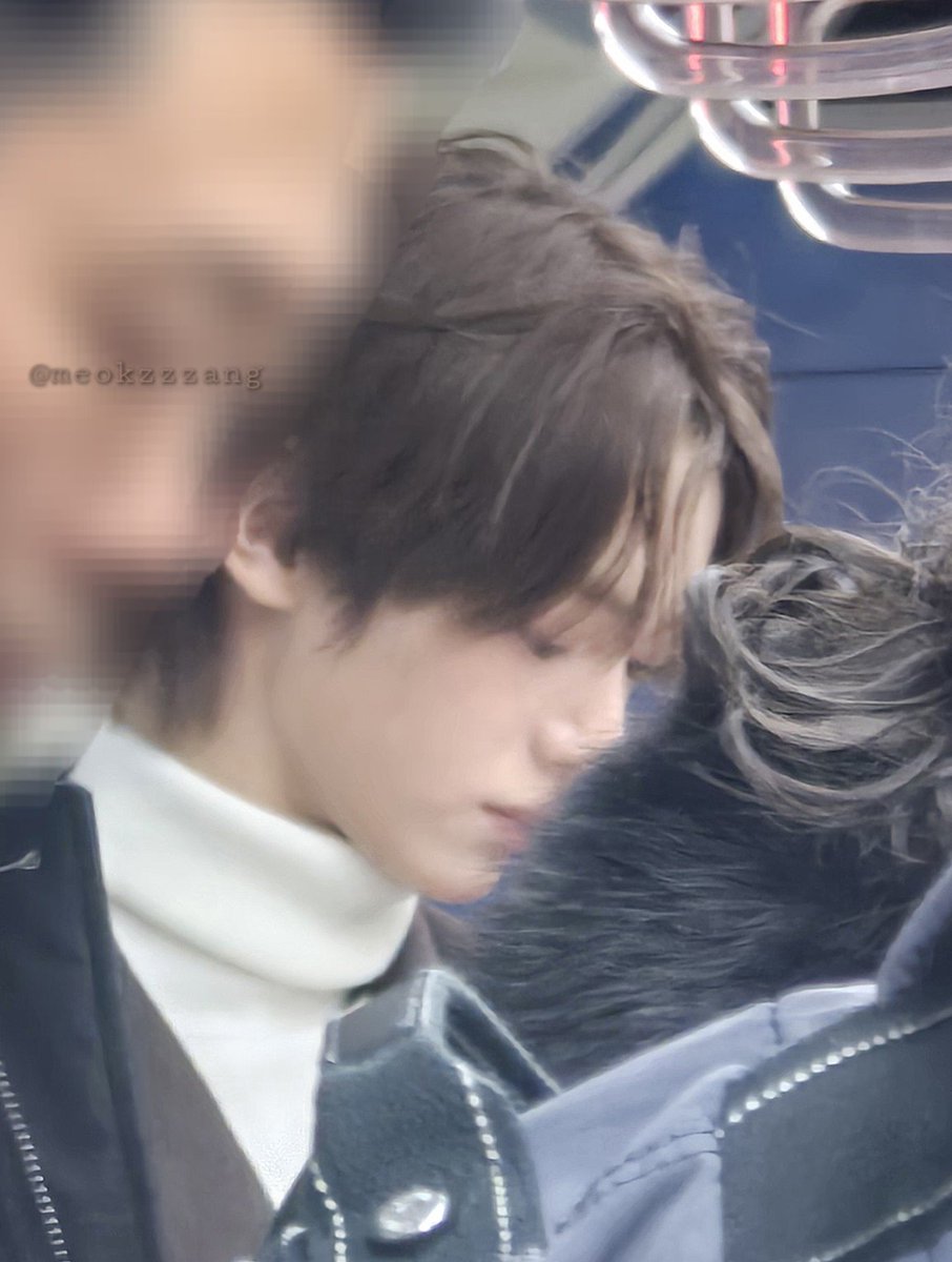 몇일 전 상하이 가는데 투어스 한진님 자만추 했어요..
우연히 같비 타고 셔틀트레인 탈 때 바로 앞에 계셨는데 제가 미남 울렁증이라 도망갔어요 다리가 길으셔서 휘적휘적 엄청 빨리 사라지셨는데 얼굴이 정말 작고 예쁘시네요..♡

#한진 #HANJIN #TWS